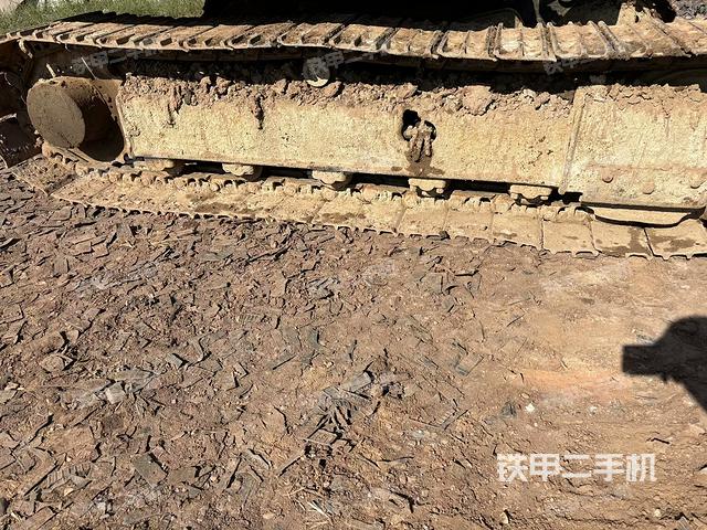 單側(cè)履帶整體(整機(jī)外觀) 單側(cè)履帶整體(整機(jī)外觀)