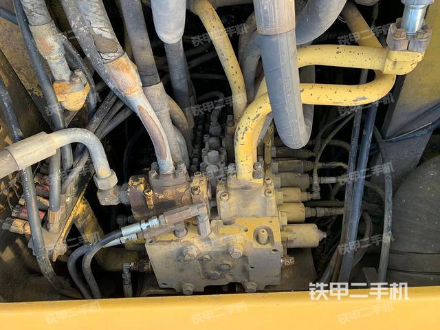 回轉(zhuǎn)馬達(dá)和主控閥（整機(jī)外觀）