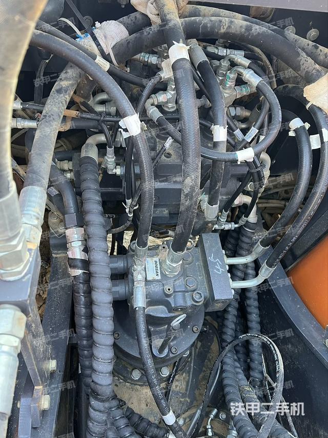 回轉(zhuǎn)馬達和主控閥（整機外觀）