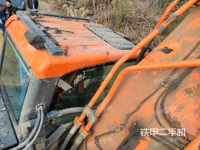 駕駛室頂部(整機外觀) 駕駛室頂部(整機外觀)