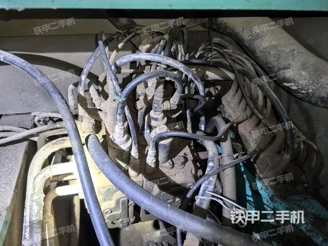 回轉(zhuǎn)馬達和主控閥(整機外觀) 回轉(zhuǎn)馬達和主控閥(整機外觀)