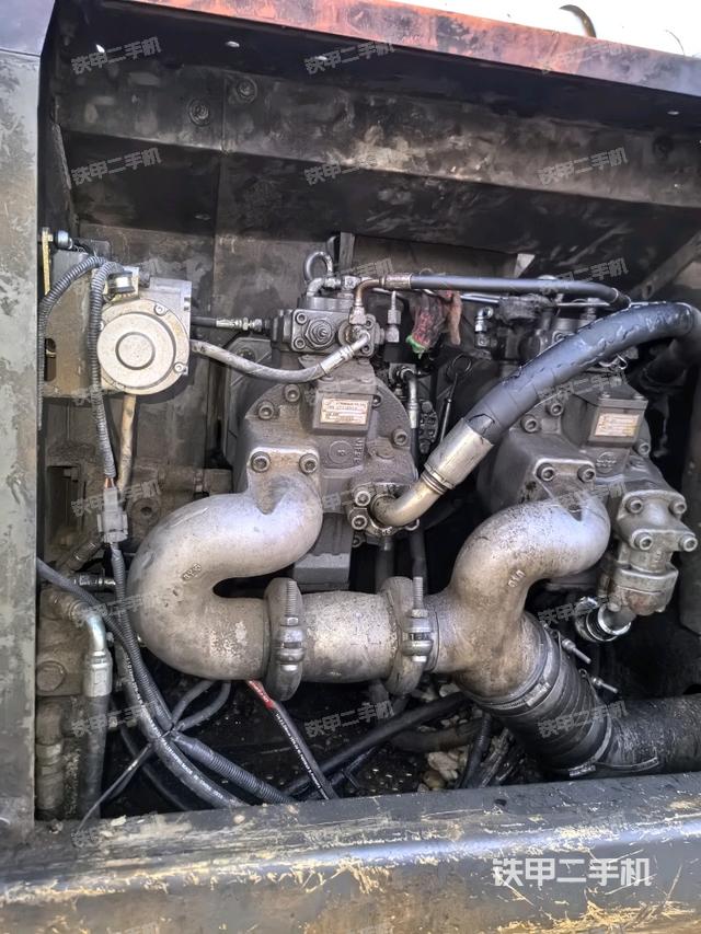 液壓泵艙室正面整體(整機(jī)外觀) 液壓泵艙室正面整體(整機(jī)外觀)