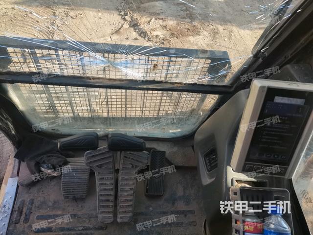 行走控制手柄和踏板?俯拍（駕駛室部分）