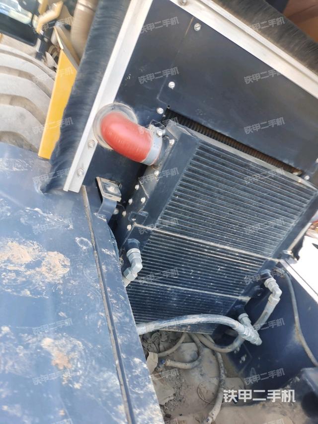 發(fā)動機左側(cè)全景（壓路機發(fā)動機艙）