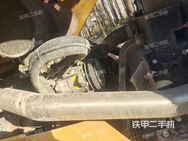 發(fā)動機左側(cè)全景（壓路機發(fā)動機艙）