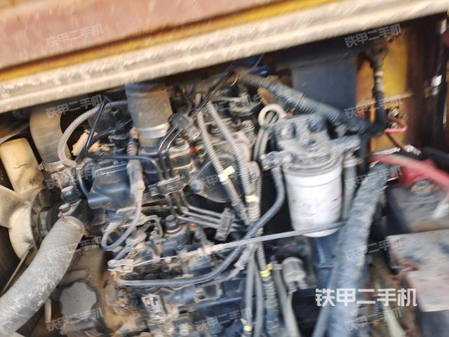 發(fā)動機上部全景（壓路機發(fā)動機艙）