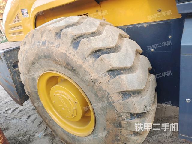 后輪左側(cè)全景（壓路機前后車架）