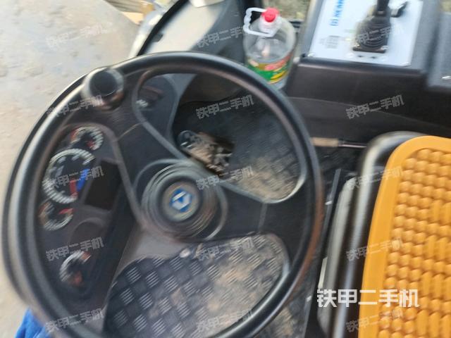 駕駛室側(cè)向上照全景（壓路機駕駛室）