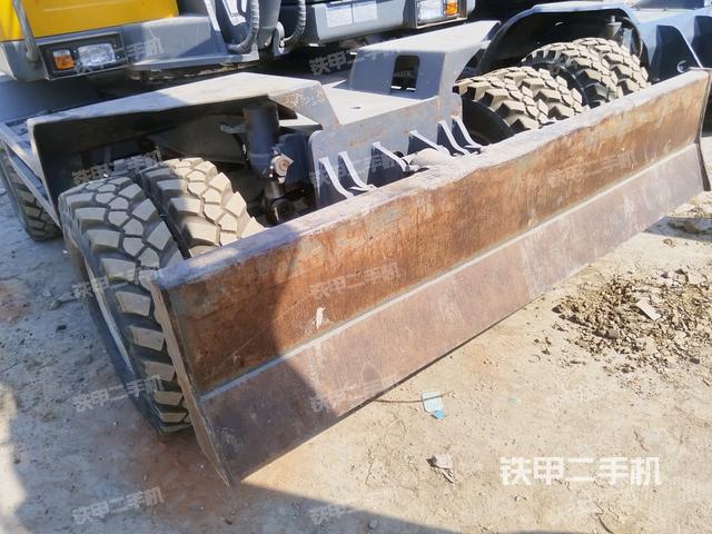 右驅(qū)動輪（行走機構(gòu)）