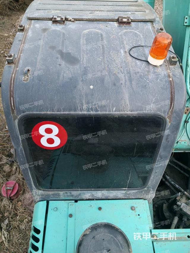 駕駛室頂部(整機(jī)外觀) 駕駛室頂部(整機(jī)外觀)