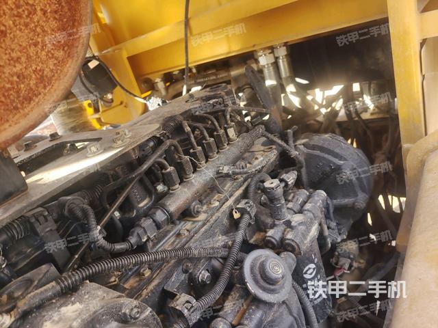 發(fā)動機艙液壓泵全景（壓路機發(fā)動機艙）