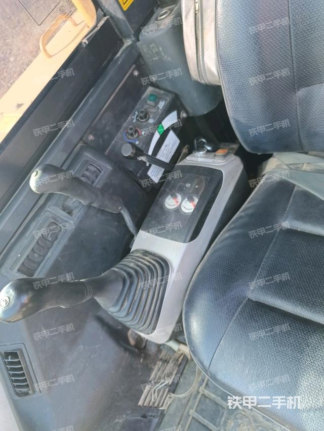 座椅右側(cè)控制臺(tái)/鑰匙門/油門/含右手柄（駕駛室部分）