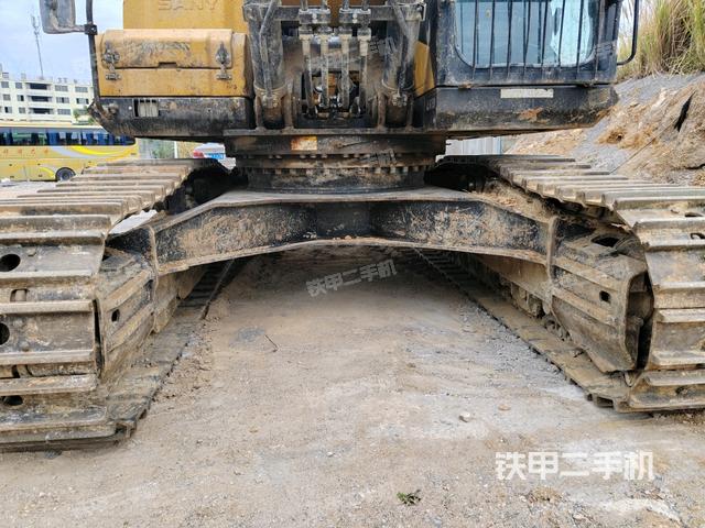 轉(zhuǎn)盤和下車架正前(工作和回轉(zhuǎn)裝置) 轉(zhuǎn)盤和下車架正前(工作和回轉(zhuǎn)裝置)