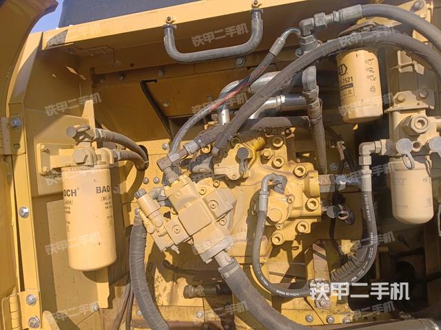 液壓泵艙室正面整體(整機(jī)外觀) 液壓泵艙室正面整體(整機(jī)外觀)