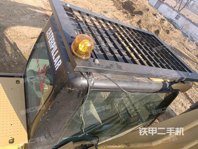 駕駛室頂部(整機(jī)外觀) 駕駛室頂部(整機(jī)外觀)