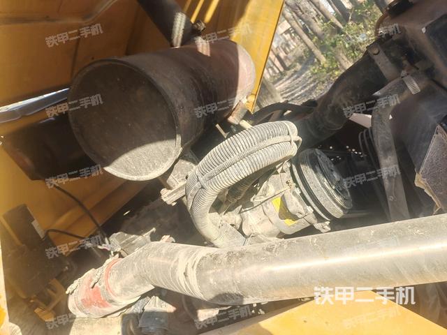 發(fā)動機右側(cè)全景（壓路機發(fā)動機艙）