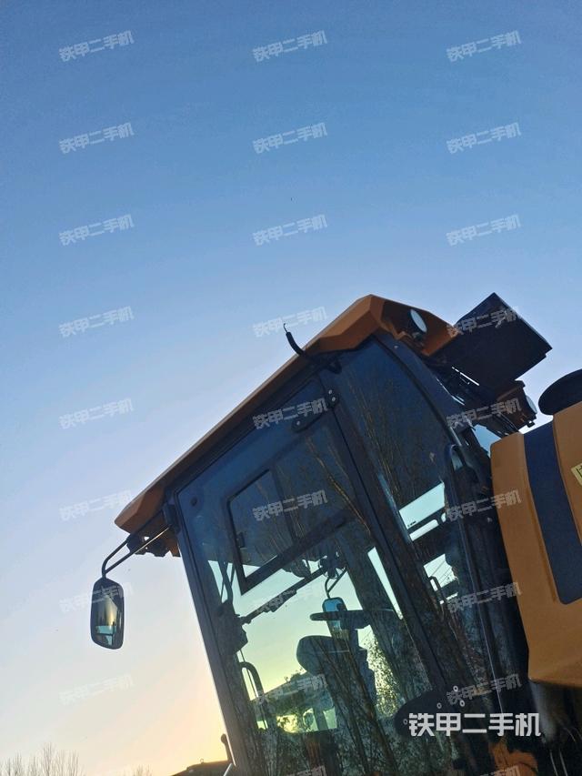 右側(cè)正面照（壓路機駕駛室）