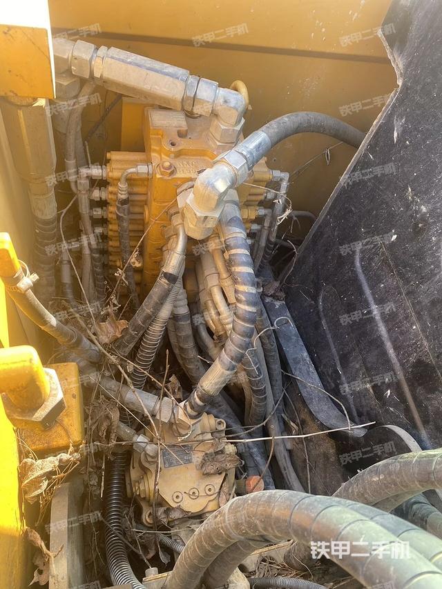 回轉(zhuǎn)馬達和主控閥(整機外觀) 回轉(zhuǎn)馬達和主控閥(整機外觀)