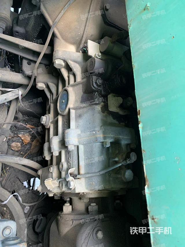 液壓泵艙室正面整體(整機外觀) 液壓泵艙室正面整體(整機外觀)