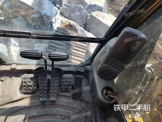 行走控制手柄和踏板?俯拍（駕駛室部分）