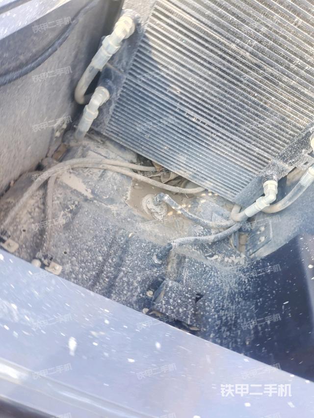 分動箱或變速箱（壓路機發(fā)動機艙）