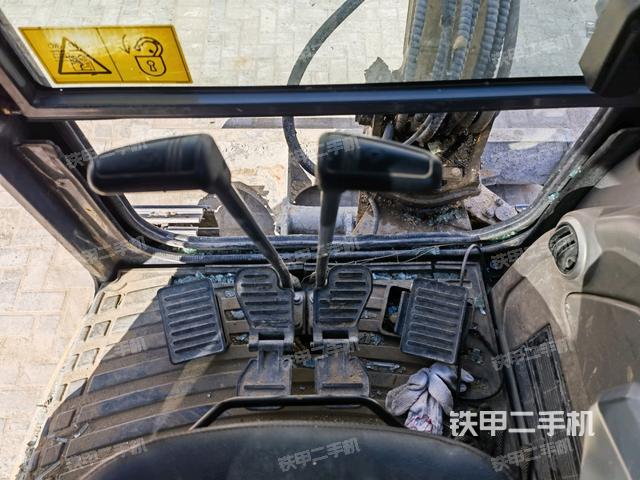 行走控制手柄和踏板?俯拍(駕駛室部分) 行走控制手柄和踏板?俯拍(駕駛室部分)