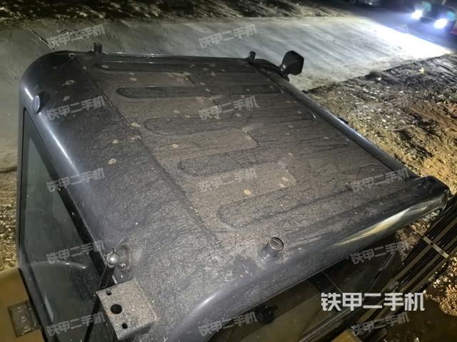 駕駛室頂部(整機(jī)外觀) 駕駛室頂部(整機(jī)外觀)
