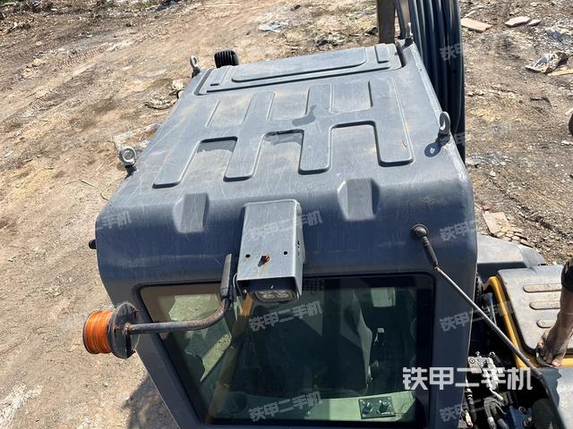 駕駛室頂部(整機(jī)外觀) 駕駛室頂部(整機(jī)外觀)