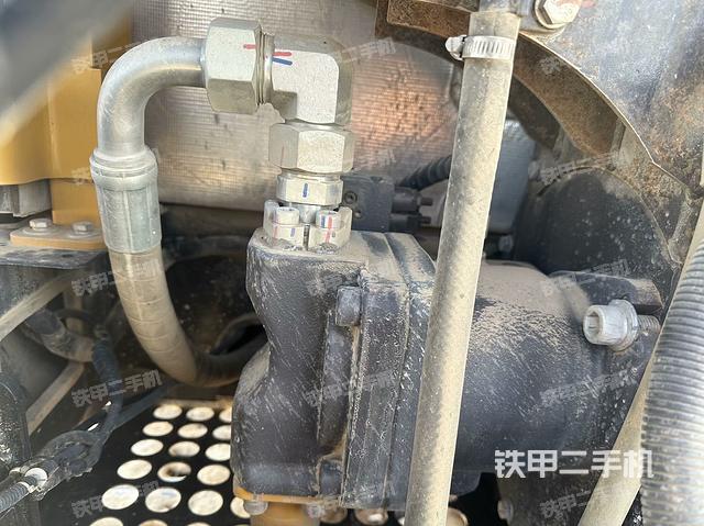 液壓泵艙室正面整體(整機外觀) 液壓泵艙室正面整體(整機外觀)