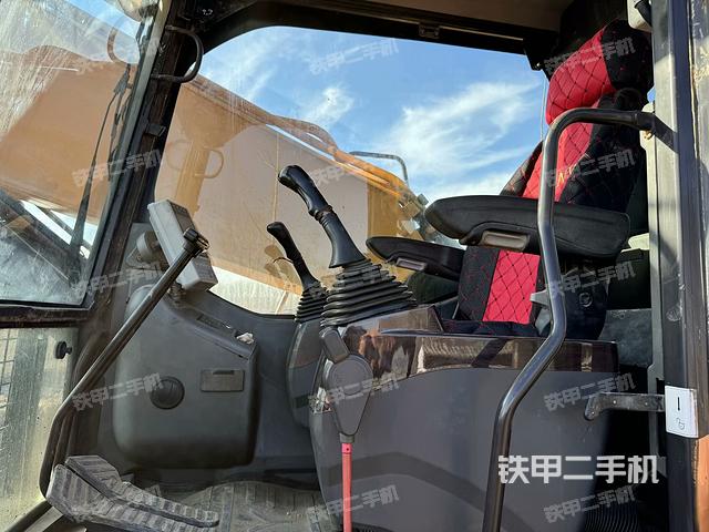 駕駛室整體(整機(jī)外觀) 駕駛室整體(整機(jī)外觀)
