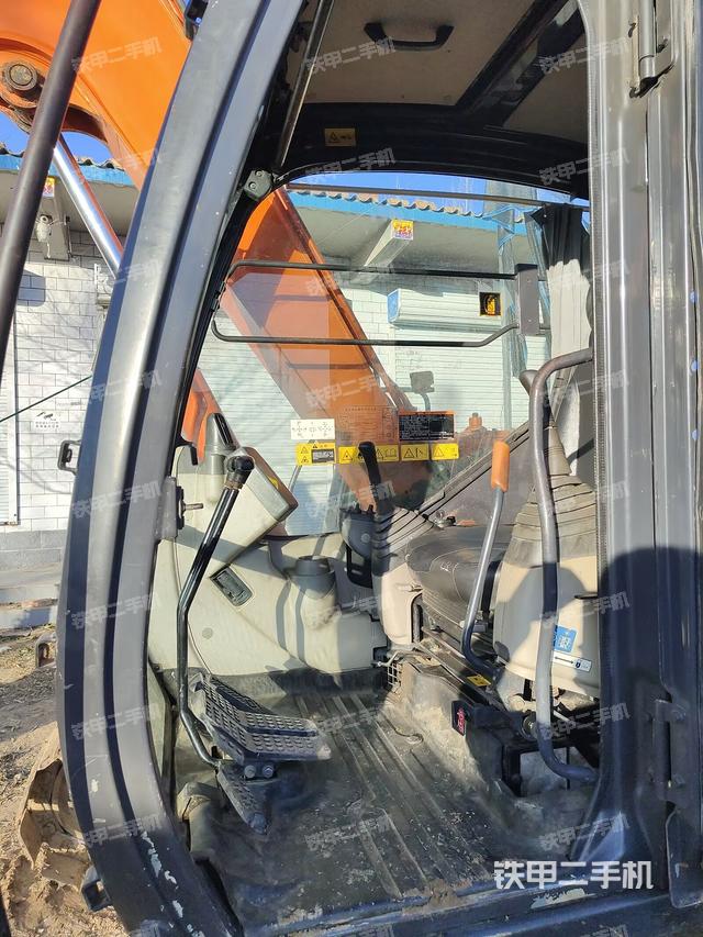 駕駛室頂部（整機外觀）