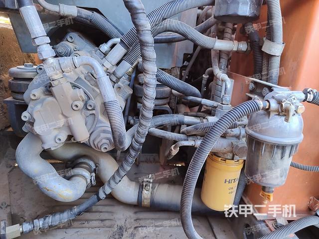 液壓泵艙室正面整體（整機外觀）