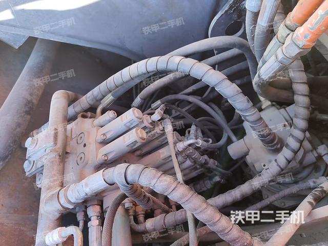 回轉(zhuǎn)馬達和主控閥（整機外觀）