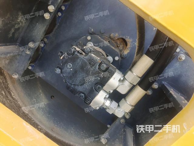 后輪右側(cè)全景（壓路機前后車架）