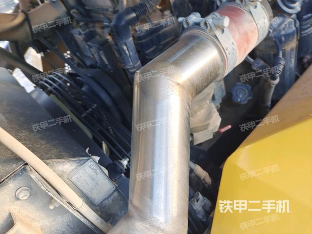 發(fā)動機艙液壓泵全景（壓路機發(fā)動機艙）