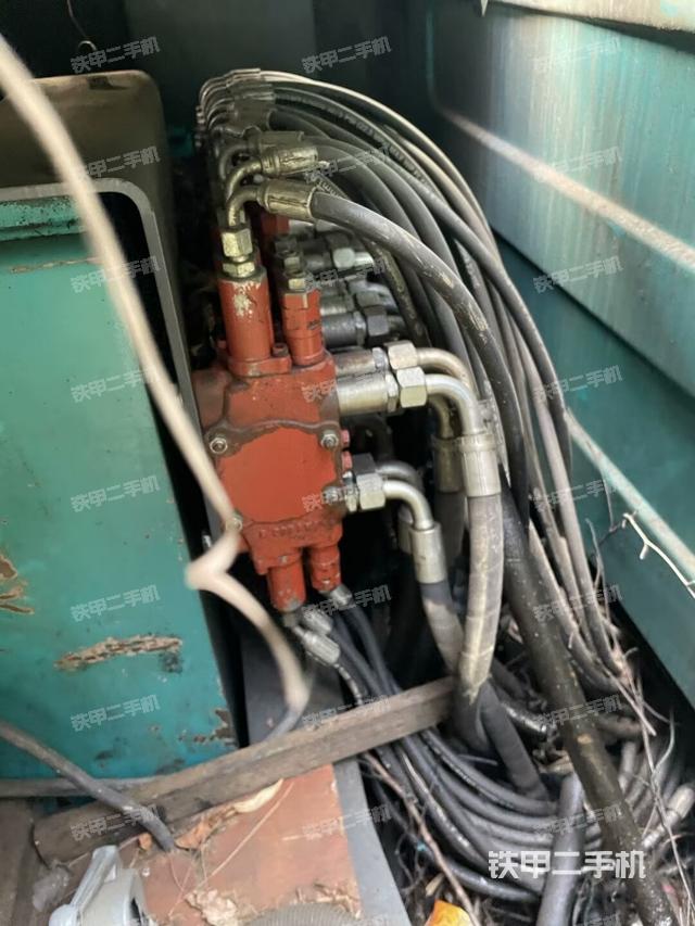 回轉(zhuǎn)馬達(dá)和主控閥（整機(jī)外觀）