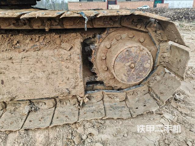 單側(cè)履帶整體(整機(jī)外觀) 單側(cè)履帶整體(整機(jī)外觀)