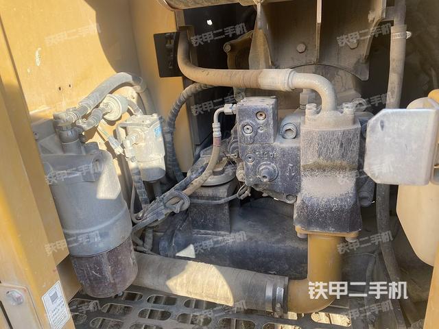 液壓泵艙室正面整體(整機外觀) 液壓泵艙室正面整體(整機外觀)