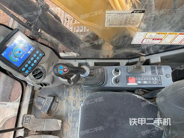 座椅右側(cè)控制臺/鑰匙門/油門/含右手柄(駕駛室部分) 座椅右側(cè)控制臺/鑰匙門/油門/含右手柄(駕駛室部分)