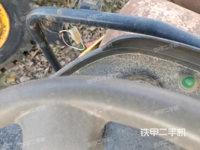 駕駛室頂蓬內(nèi)（壓路機駕駛室）