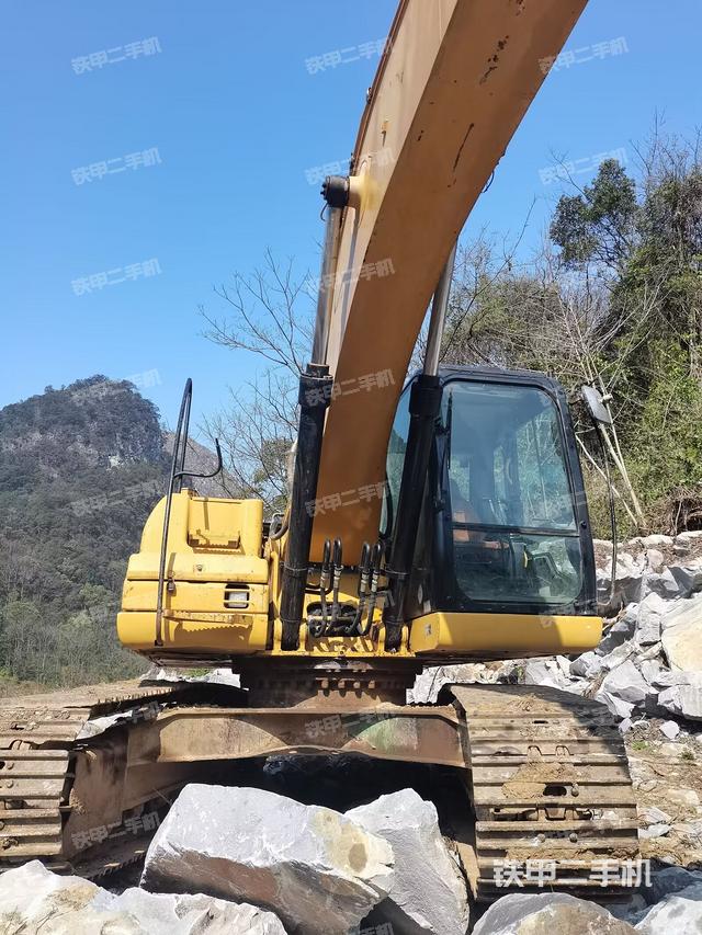 大臂油缸整體?豎拍（工作和回轉(zhuǎn)裝置）