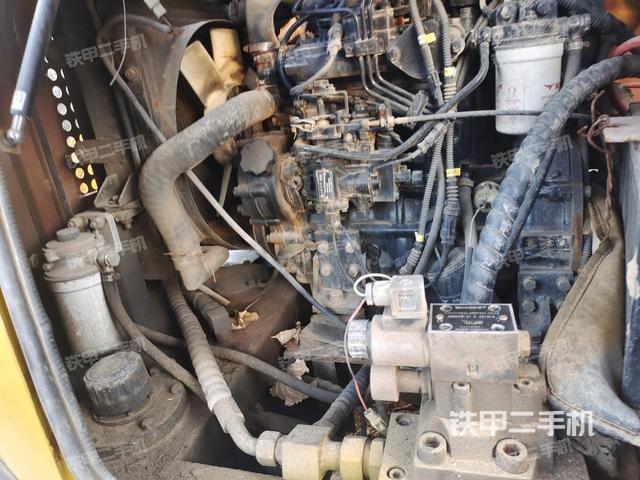 分動箱或變速箱（壓路機發(fā)動機艙）