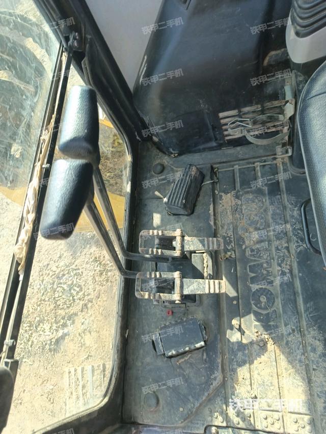 行走控制手柄和踏板?俯拍（駕駛室部分）