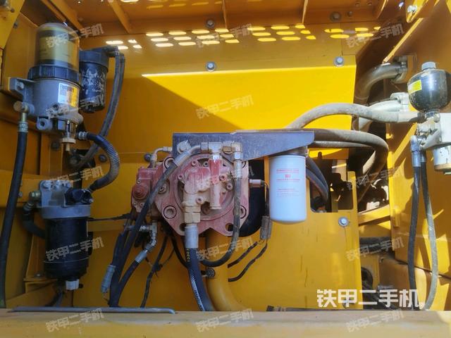 液壓泵艙室正面整體(整機外觀) 液壓泵艙室正面整體(整機外觀)