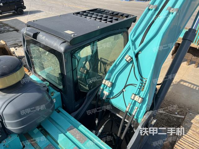 駕駛室頂部（整機外觀）