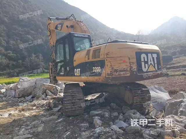 卡特彼勒320D液压挖掘机的设备实拍-第2张实拍照片