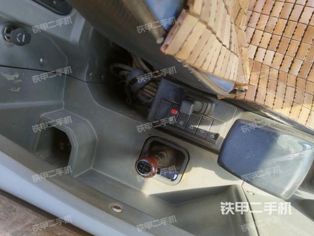 左后方玻璃角標(biāo)（駕駛室部分）