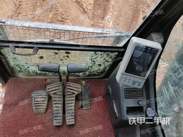 行走控制手柄和踏板?俯拍(駕駛室部分) 行走控制手柄和踏板?俯拍(駕駛室部分)