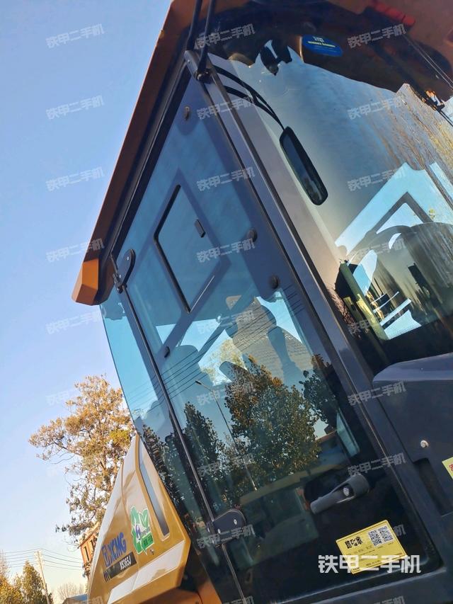 左側(cè)正面照（壓路機駕駛室）