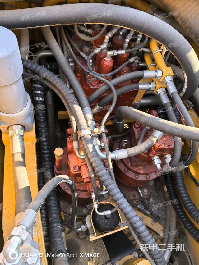 回轉(zhuǎn)馬達(dá)和主控閥（整機(jī)外觀）